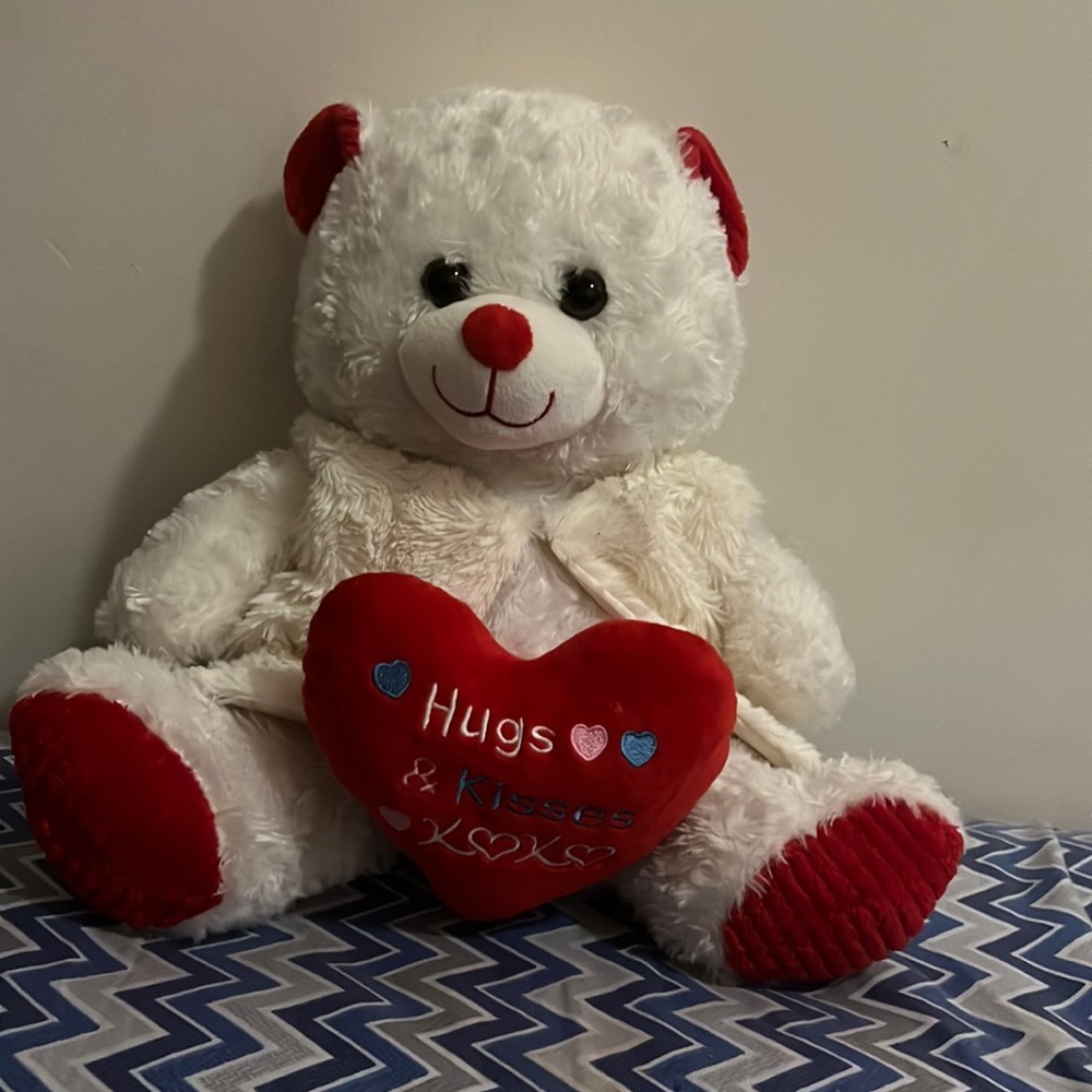 I’m selling a nice teddy bear that can be use for a living space or a bedroom